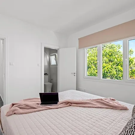 Noessa By Nomads - Walk To Tourist Area Apartment Paphos